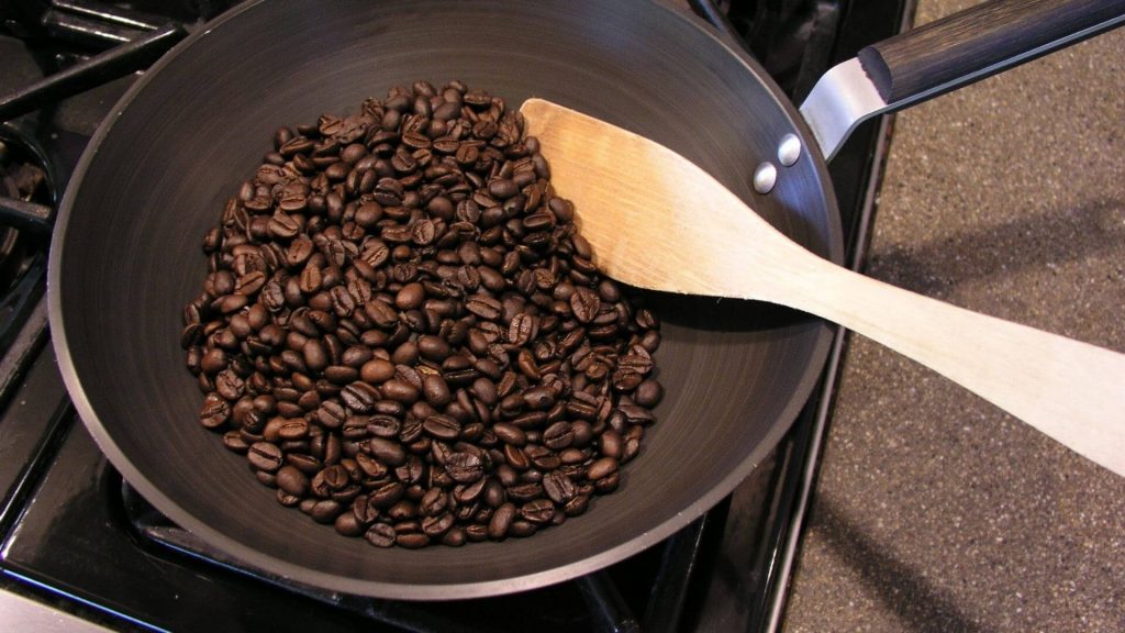Roasting coffee in a pan
